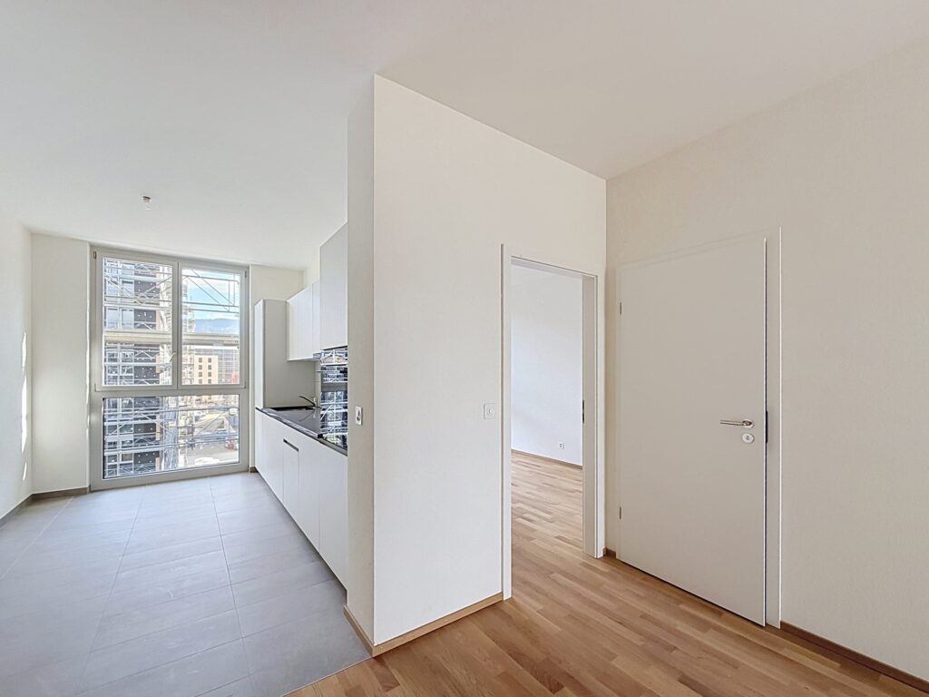 Coin repas donnant sur le balcon, appartement Urbano