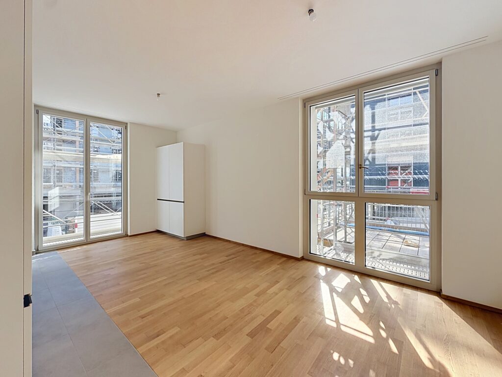 Séjour lumineux d’un appartement Urbano avec parquet en chêne